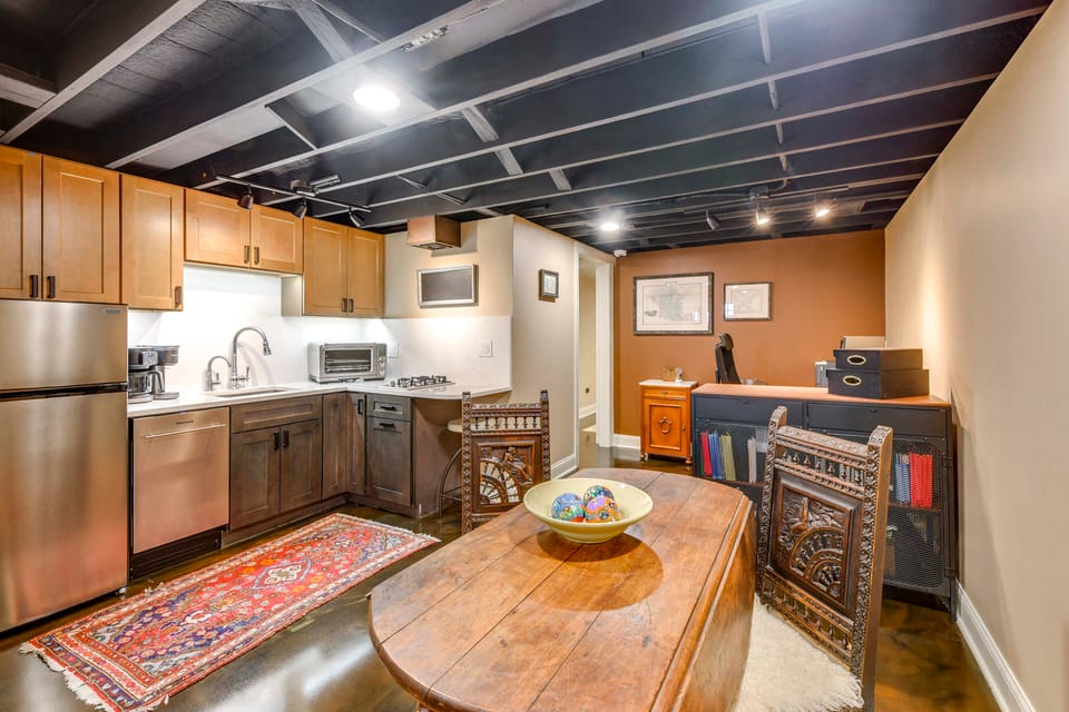 Close to Wrigley Field, The Beach & Downtown Apartment in Sauganash