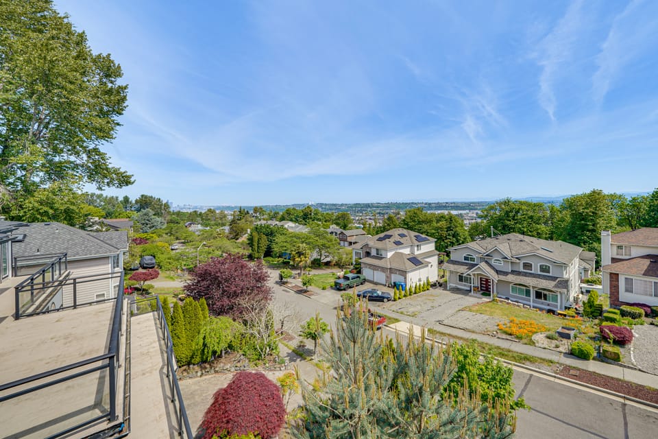 Panoramic Views! Hilltop Haven 6 Mi to Lumen Field House in Seattle