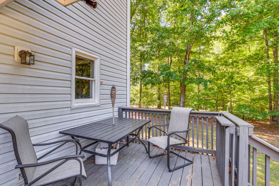 3 Mi to San-Lee Park! Family Home w/ Office & Yard House in North Carolina