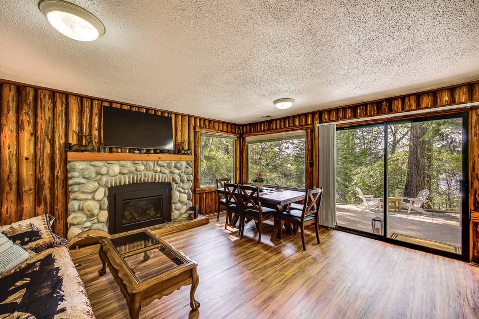 Private Beach Access! Group-Friendly Getaway! House in Hood Canal