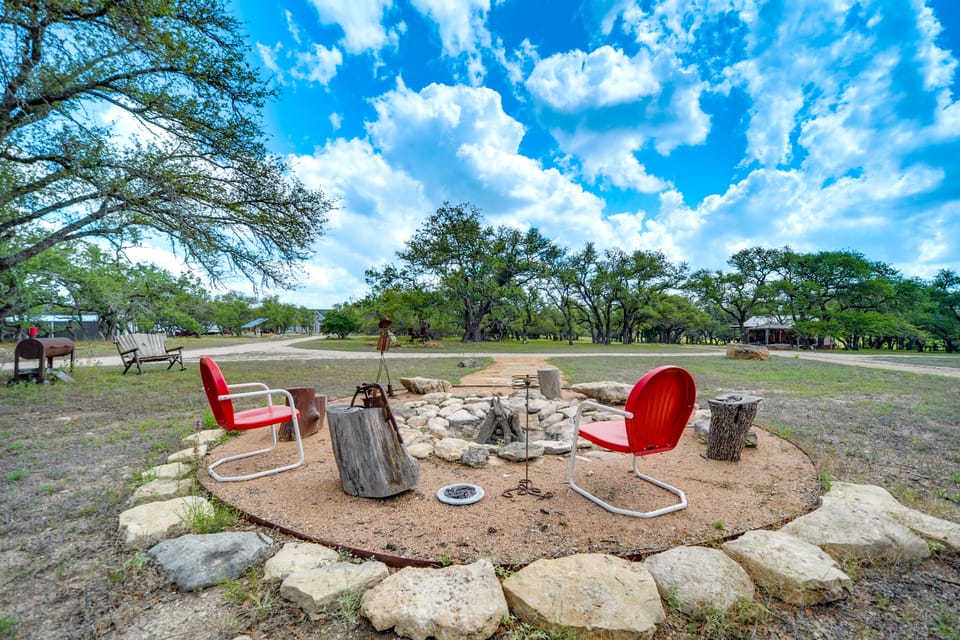 2 Studio Cabins! Hill Country Escape w/ Fire Pit Apartment in Rio Grande