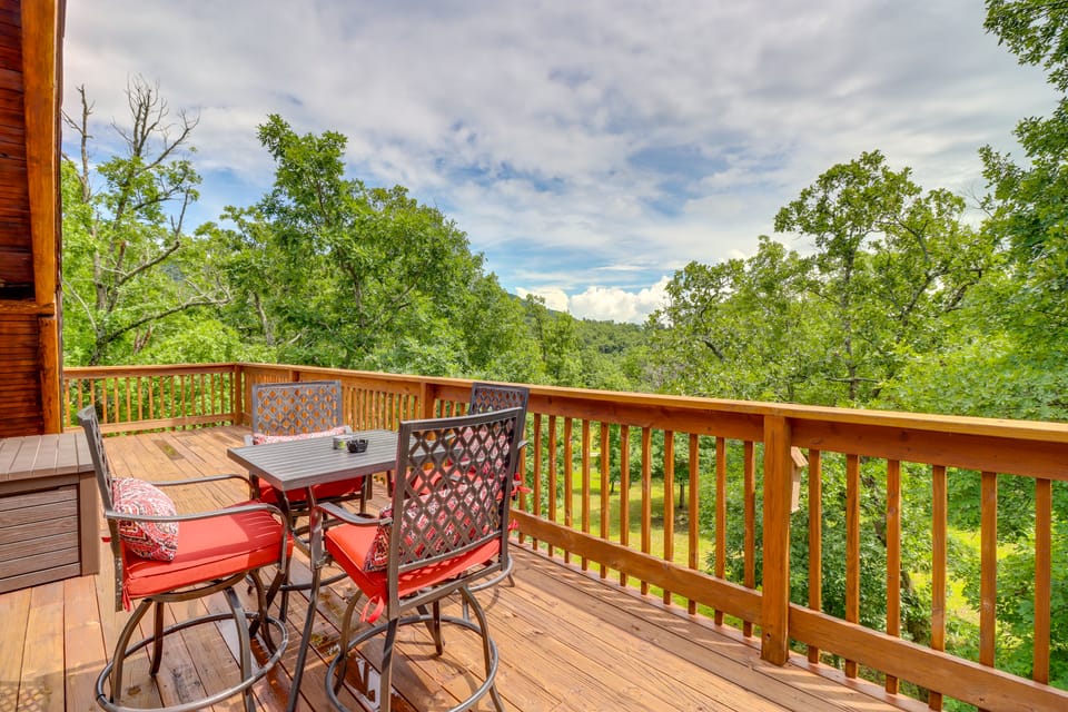 Game Room + Roof Deck: Ozarks Group Getaway! House in Buffalo River