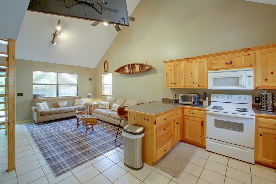 Lake & Dock Access! Waterfront Hot Springs Haven House in Piney
