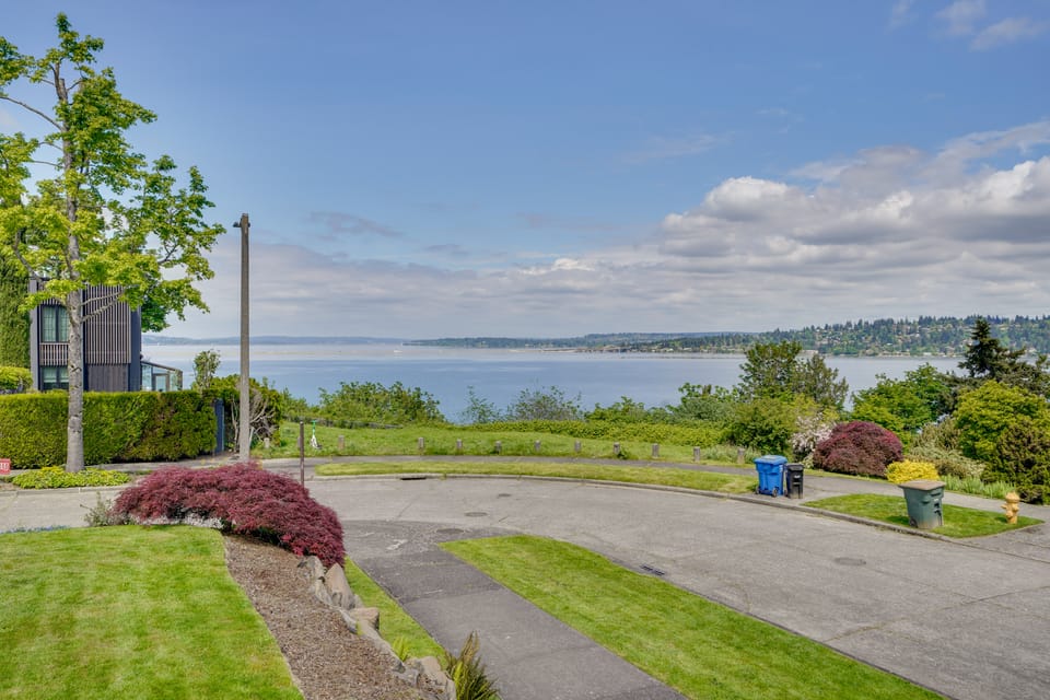 1 Block to Lake Washington: Family Gem w/ Hot Tub! House in Columbia City
