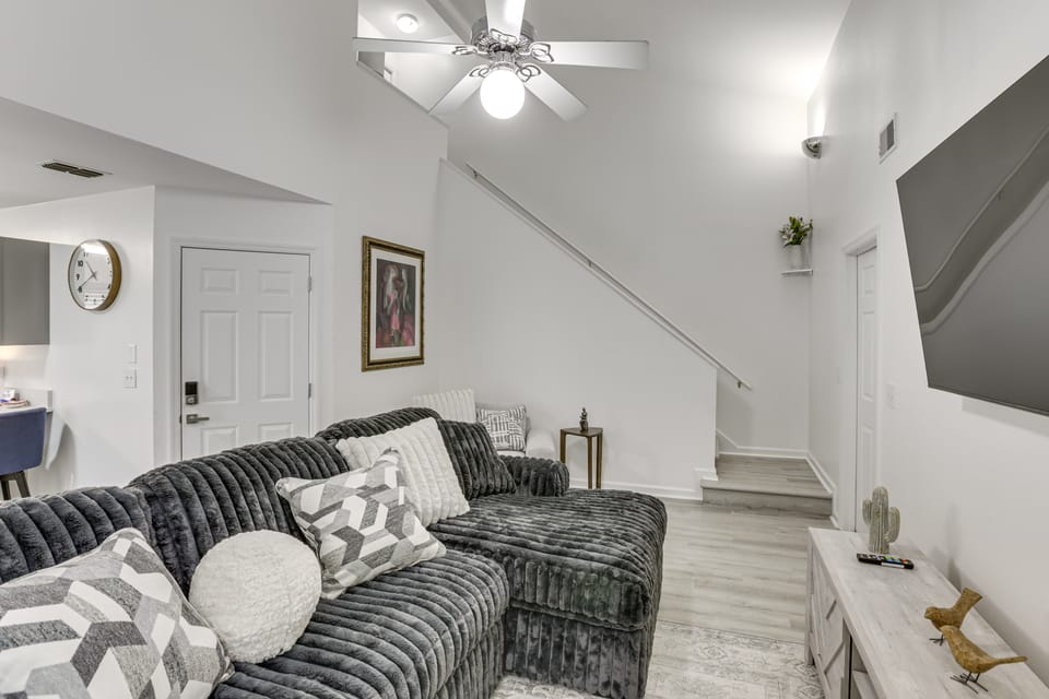Private Yard + Deck: Tallahassee Towhome! Apartment in Tallahassee
