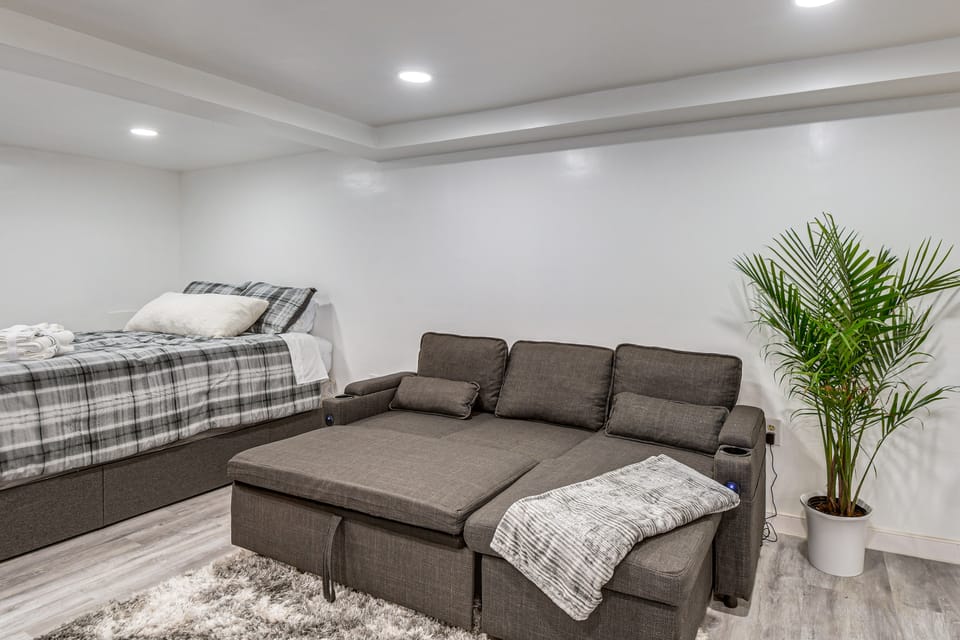 Gateway to DC! Quiet Clinton Apt w/ Workspace Apartment in Prince Georges County