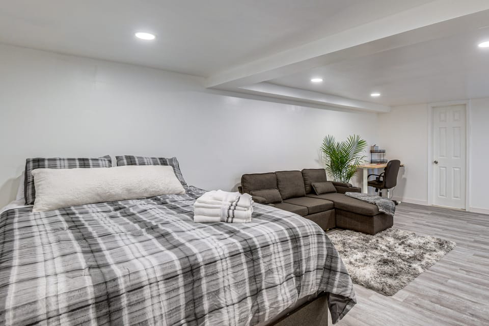 Gateway to DC! Quiet Clinton Apt w/ Workspace Apartment in Prince Georges County