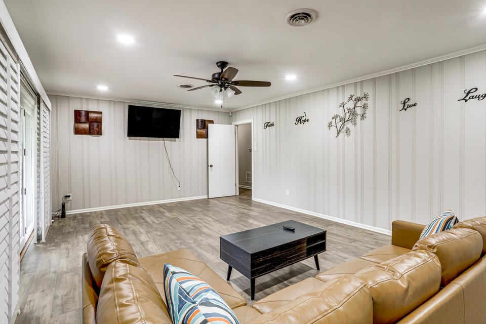 3 Mi to Dtwn Alexandria: Family Home w/ Hot Tub! House in Alexandria