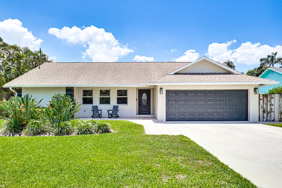 Poolside Oasis! Family Home 4 Mi to Delray Beach House in Delray Beach
