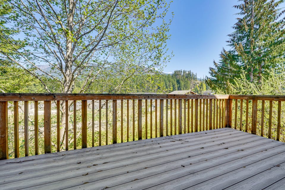 < 1 Mi to The Summit! A-Frame Getaway w/ Mtn Views House in Snoqualmie Pass