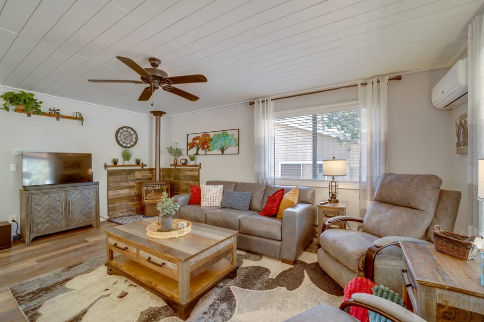 Payson Summer Getaway w/ Backyard Cottage in Payson