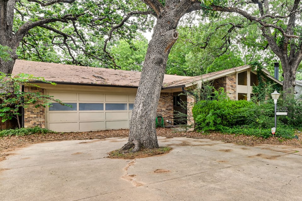 2 Mi to Denton Square! Spacious Home w/ Backyard House in Lake Lewisville