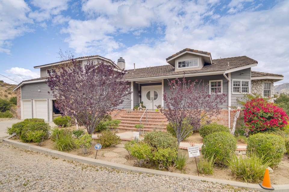 Amazing Mtn & City Views! Simi Valley Hideaway House in Simi Valley