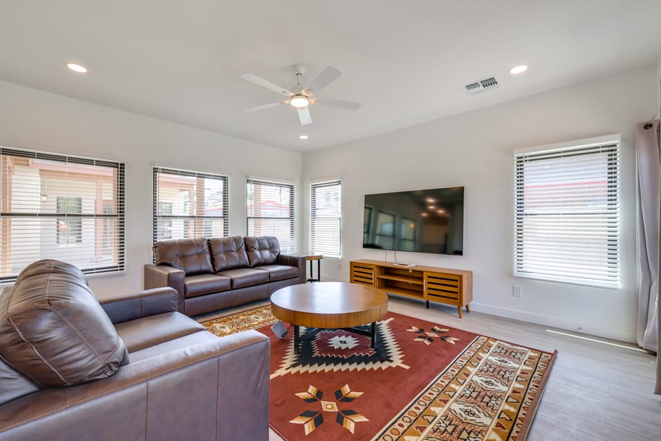 PHX Group Retreat By Dtwn! New Build w/ Patio House in Phoenix