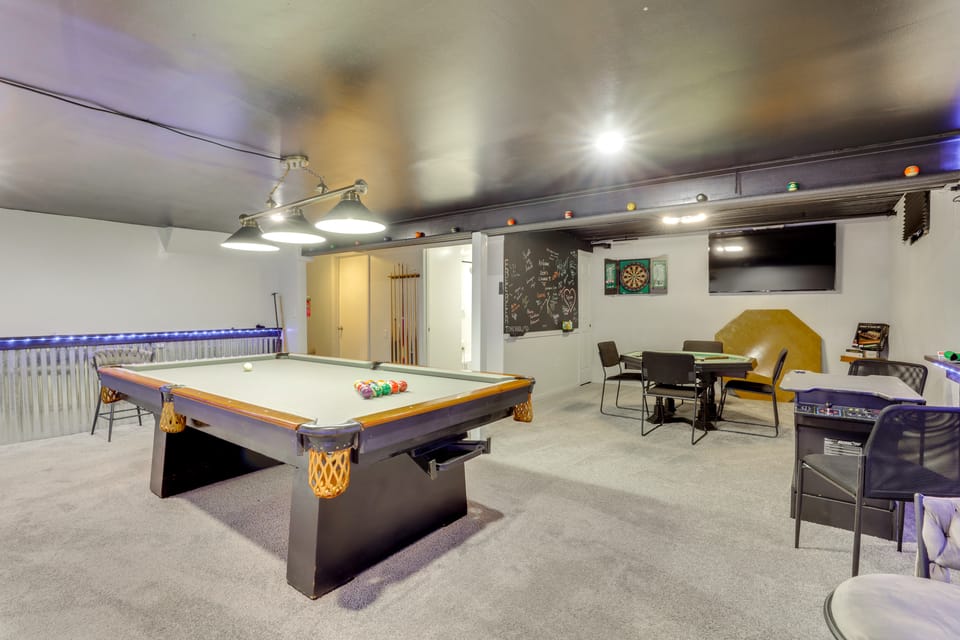 GREEN LANTERN: Game Room, Furnished Deck, Modern House in Lexington