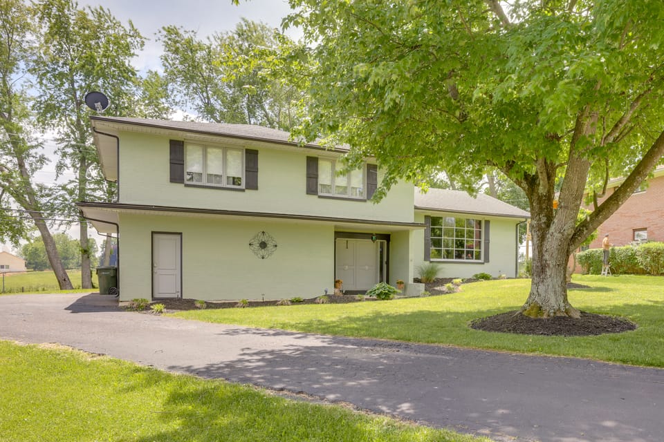 GREEN LANTERN: Game Room, Furnished Deck, Modern House in Lexington