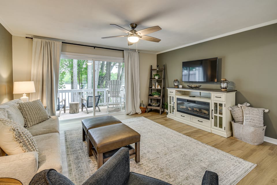 Swim Dock Access! Moneta Escape, 5 Mi to Boat Ramp Apartment in Smith Mountain Lake