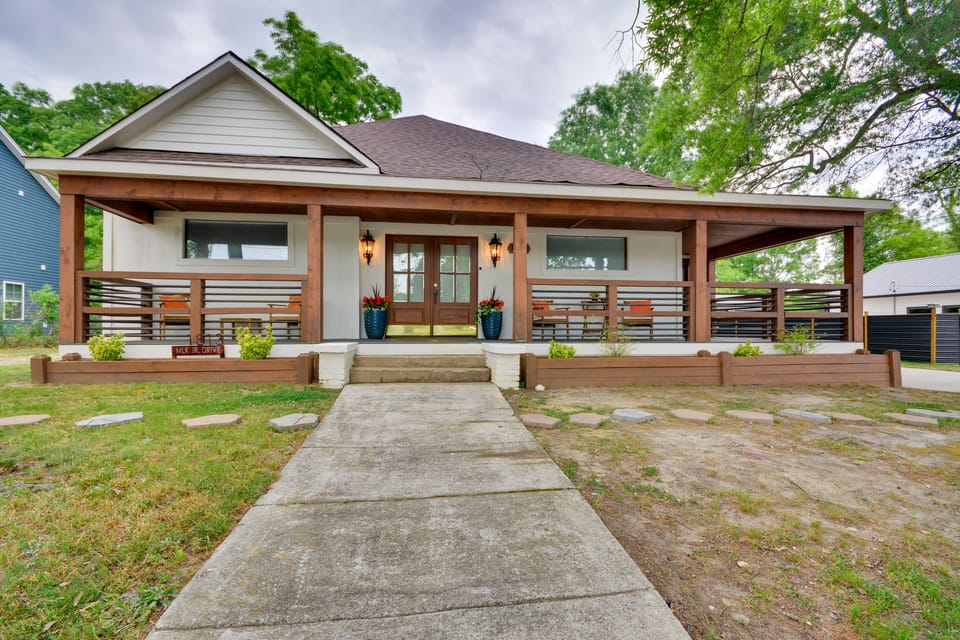 6 Mi to Wet 'n Wild! Family Escape w/ Yard & Deck House in Greensboro