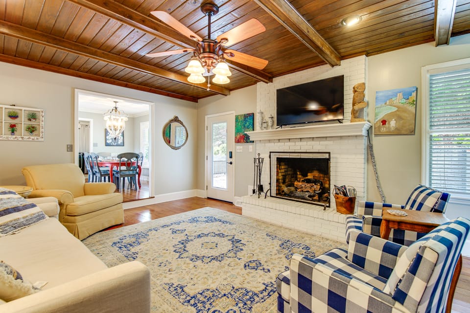 Walk to Main St! 4-Acre Family Escape in London House in London