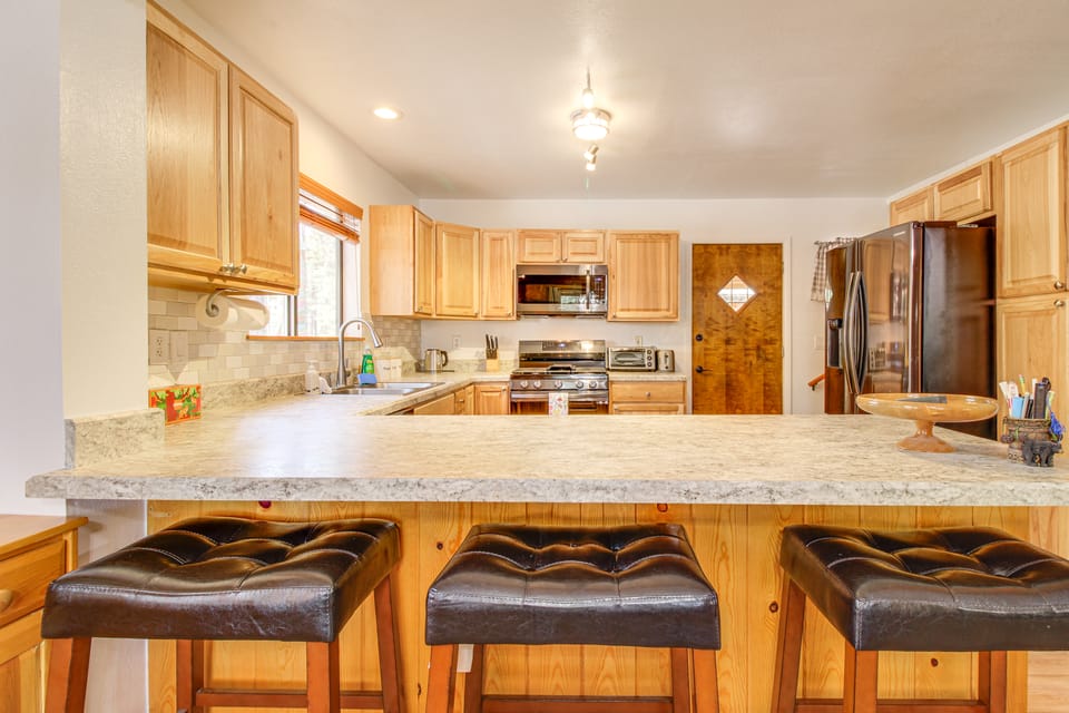 Game Room + Fireplace! Family Retreat in Pinetop House in Arizona