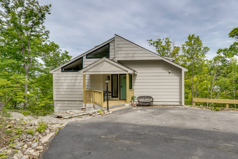 Margaritaville Access! Luxe Ozark Oasis w/ Hot Tub House in Lake of the Ozarks