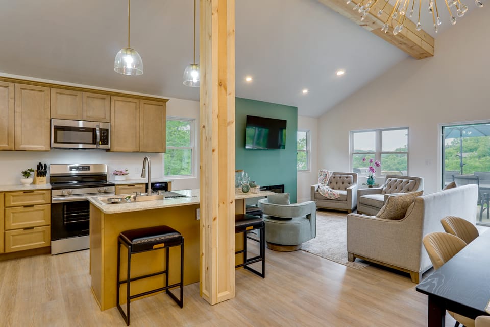 Margaritaville Access! Luxe Ozark Oasis w/ Hot Tub House in Lake of the Ozarks