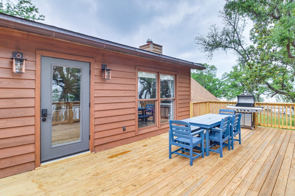 Cozy Bayfront Log Cabin! Fishing Pier, Swim Dock! Apartment in Alabama