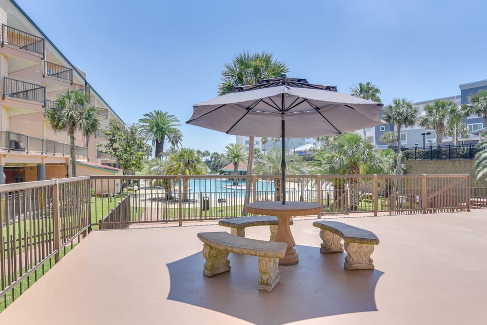 Beach Days, Family Fun! Resort-Style Galveston Gem Apartment in Galveston Island