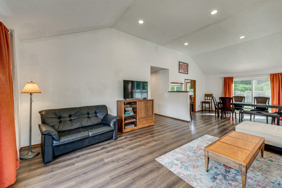Combined Main House + Studio in Oak Harbor! House in Whidbey Island