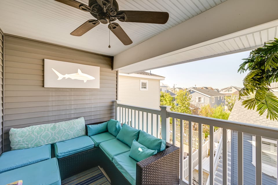 Family Home w/ 5 Decks! Fantasy Island Down Street House in Beach Haven