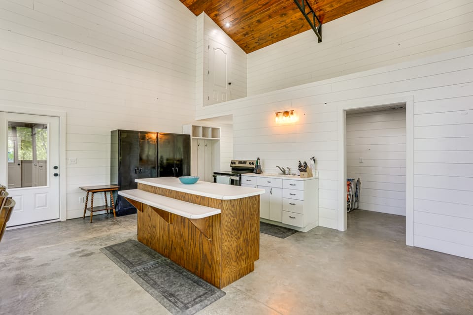 Riverfront Retreat w/ Porch & Views in Des Arc! House in Ozark Mountains