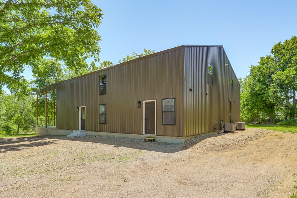 Riverfront Retreat w/ Porch & Views in Des Arc! House in Ozark Mountains