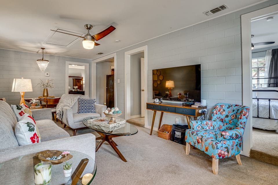 5 Mi to Will Rogers Center! Private Oasis w/ Grill House in Fort Worth