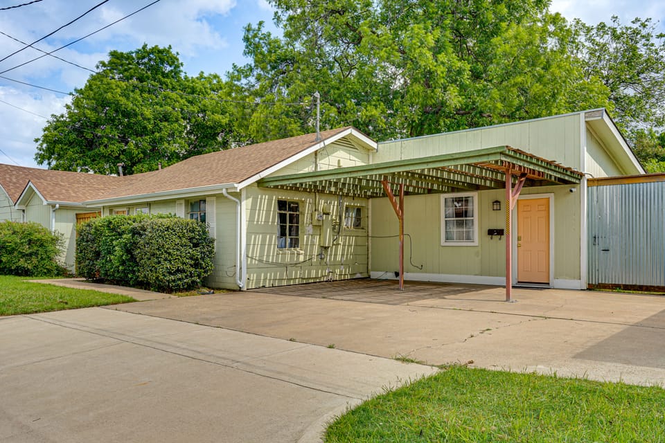 5 Mi to Will Rogers Center! Private Oasis w/ Grill House in Fort Worth