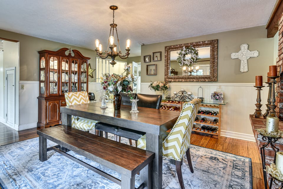 Close to Intel/Nike: Large Family Home w/ Hot Tub House in Hillsboro