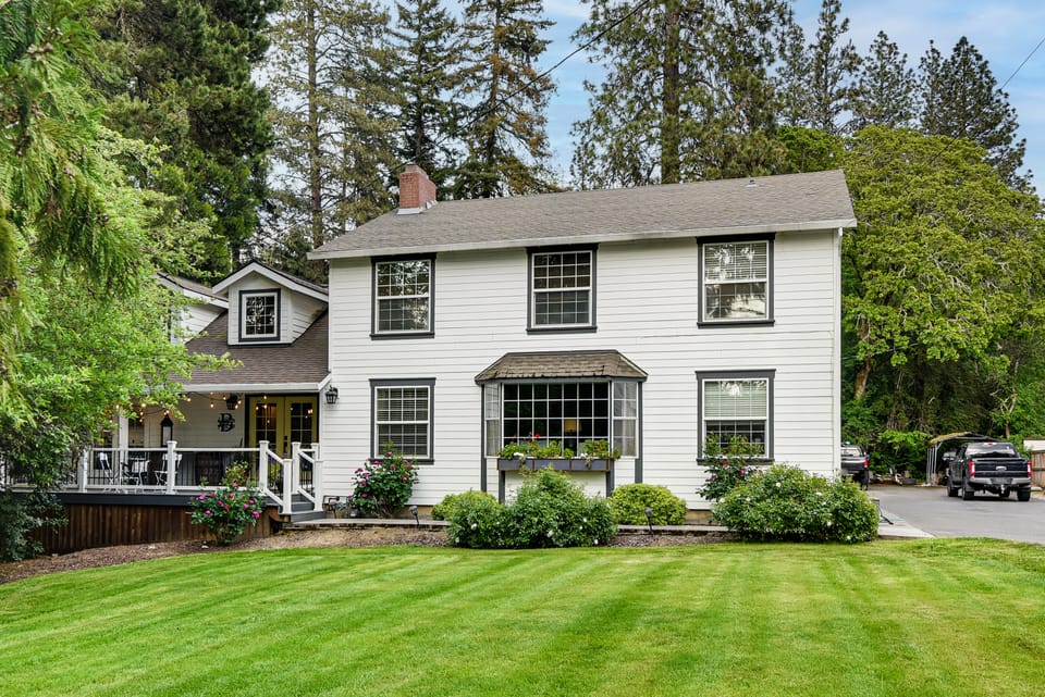 Close to Intel/Nike: Large Family Home w/ Hot Tub House in Hillsboro