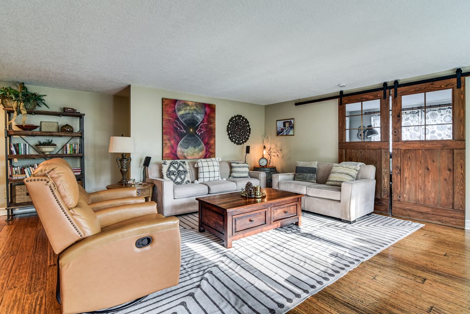 Close to Intel/Nike: Large Family Home w/ Hot Tub House in Hillsboro