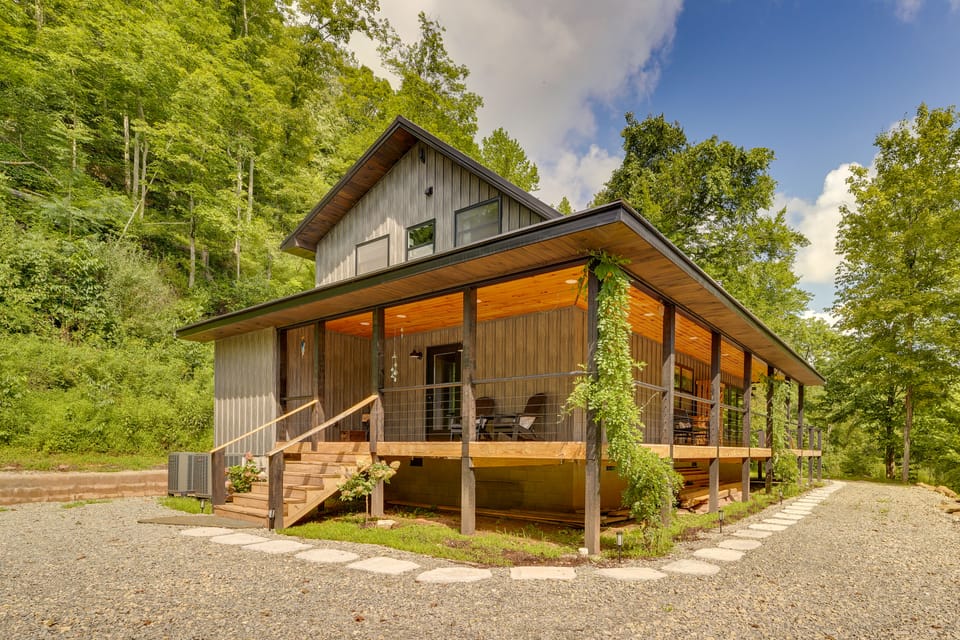 'The Appalachian Hideaway' w/ Hiking Trails & Deck House in West Virginia