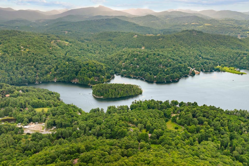 Luxurious Mtn Retreat w/ Lake Glenville Views! House in Tennessee