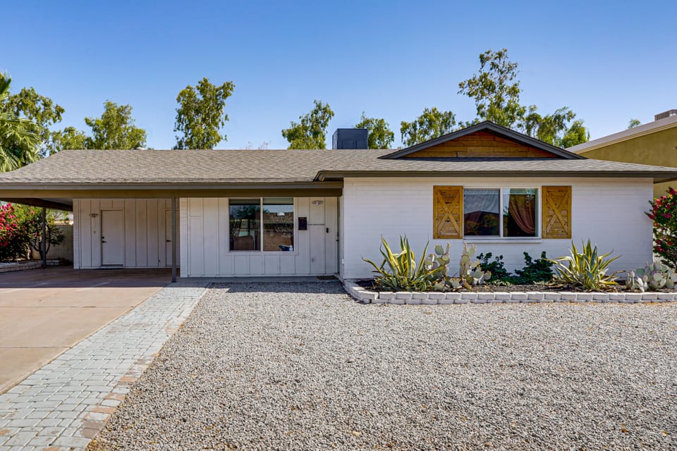 Backyard Oasis! Group Retreat Near Tempe Town Lake House in Tempe