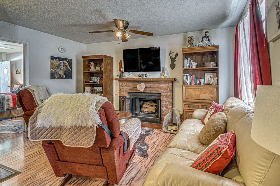 Walk to Dtwn Cloudcroft! Cozy Mtn Cabin w/ Hot Tub House in Cloudcroft