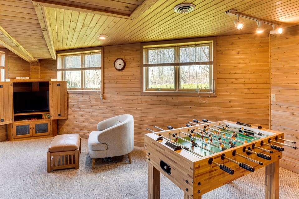 Family + Group Friendly | Modern Log Cabin Home House in Wisconsin