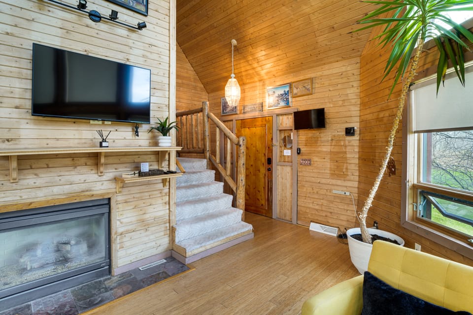 Family + Group Friendly | Modern Log Cabin Home House in Wisconsin