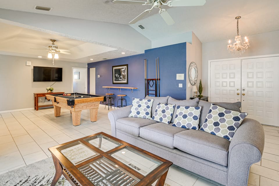 Walk to Port Charlotte Beach Park! Canal-Front Gem House in Port Charlotte