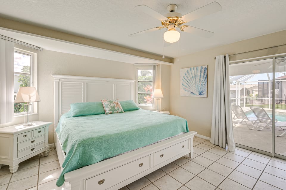 Walk to Port Charlotte Beach Park! Canal-Front Gem House in Port Charlotte