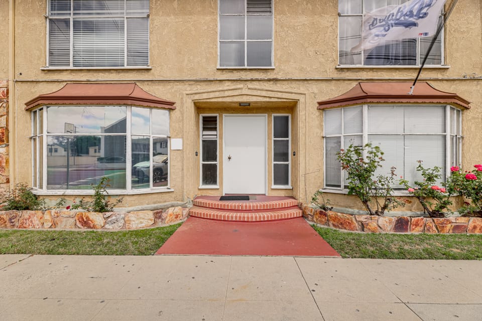 Nurse-Ready Unit! 10 Mi to Ocean & Dtwn Long Beach Apartment in Long Beach