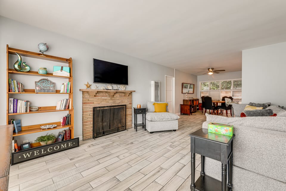 Nurse-Ready Unit! 10 Mi to Ocean & Dtwn Long Beach Apartment in Long Beach