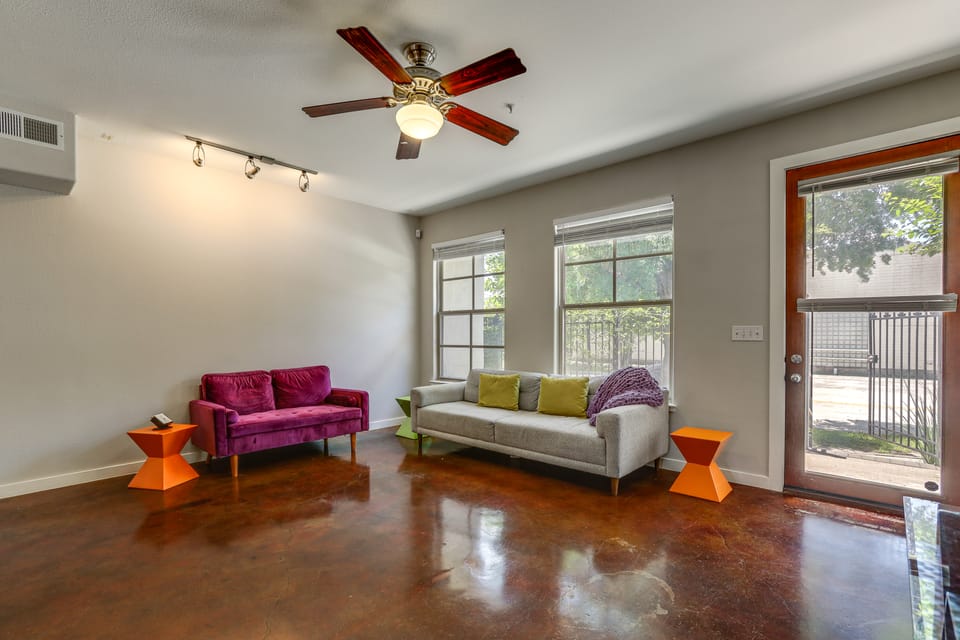 Walkable EaDo Condo Near Dtwn: Modern + Chic! Apartment in Houston