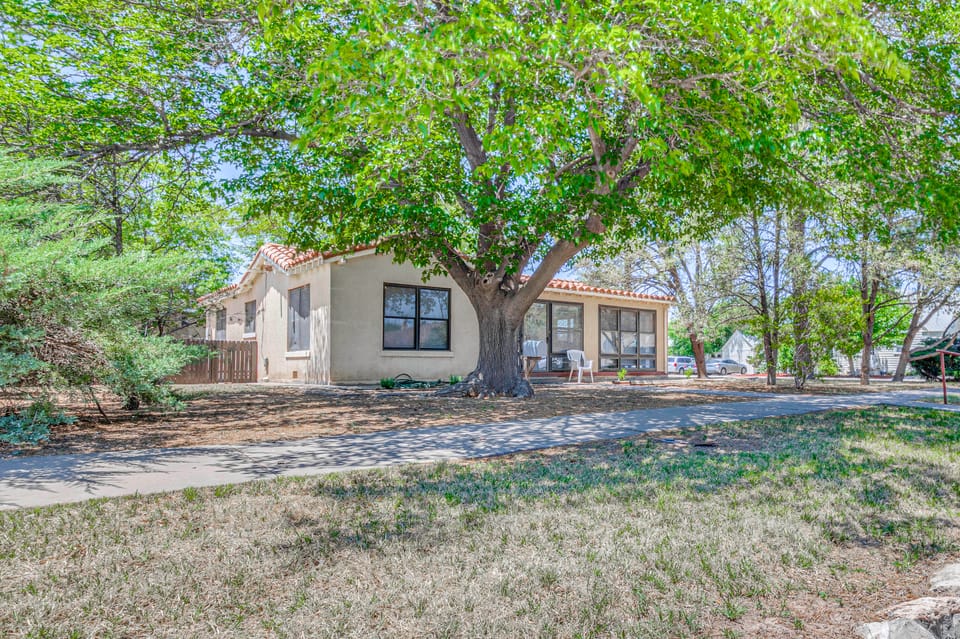Highly Walkable Area! Charming Roswell Bungalow House in Roswell