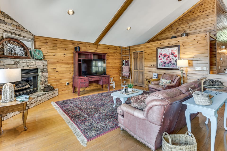 Game Room, Dock & More! Panoramic Lakefront Oasis House in Lake Keowee